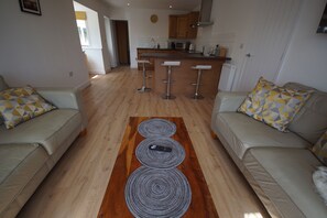 House | Living room | 30-inch TV with digital channels - Vale View - Sleeps 6 - Pets Ok - Garden - Parking (Melton Mowbray)