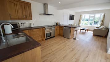 House | Private kitchen | Fridge, microwave, oven, stovetop
