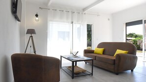 En stue med en brun sofa, et sofabord og en lampe.