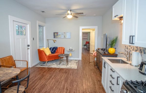 Apartamento (1 Bedroom) | Zona de estar | Televisión de 50 pulgadas con canales digitales