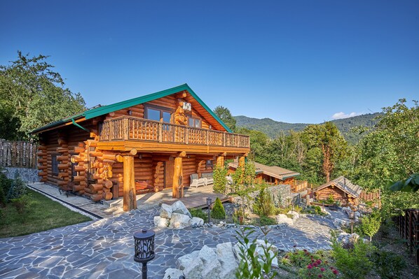 Vista frontal de la propiedad