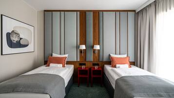 Escritorio y espacio para trabajar con laptop