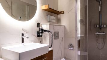 Ducha, artículos de tocador gratuitos, secador de pelo, toallas