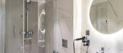 Classic Room | Bathroom | Shower, free toiletries, hair dryer, towels