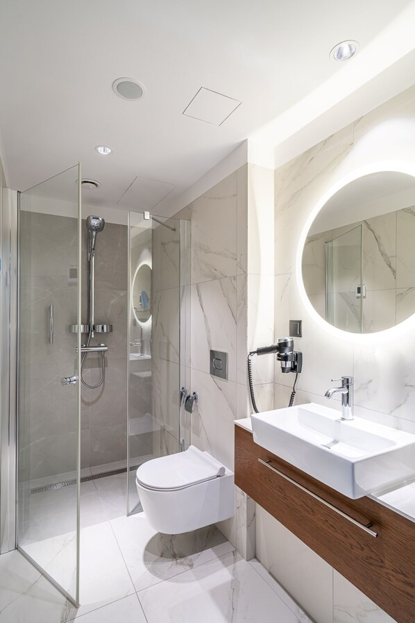 Classic Room | Bathroom | Shower, free toiletries, hair dryer, towels - RentPlanet - Apartamenty Gwarna (Wroclaw)