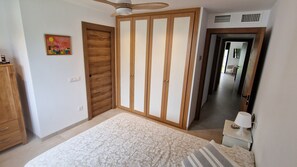 3 bedrooms, desk, iron/ironing board, free WiFi