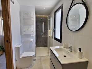 Bathtub, hair dryer, bidet, towels