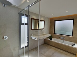 Bathtub, hair dryer, bidet, towels - Beautiful villa with private pool and garden (Mijas)