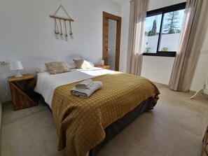 3 bedrooms, iron/ironing board, free WiFi, bed sheets - Beautiful villa with private pool and garden (Mijas)