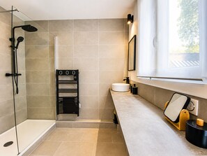 Shower, hair dryer, towels, soap - Suite Grand Luxe Suréquipée / Plage / Centre Ville (Le Havre)