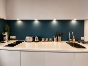 Wasserkocher mit Kaffee-/Teezubehör, Kühlschrank, Mikrowelle, Ofen