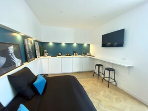 1 habitación, tabla de planchar con plancha, wifi gratis y ropa de cama 