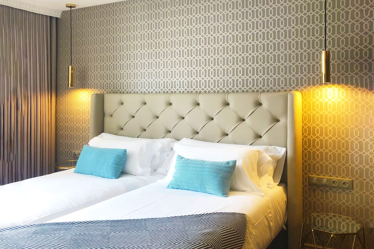 Triple Room | Minibar, desk, bed sheets