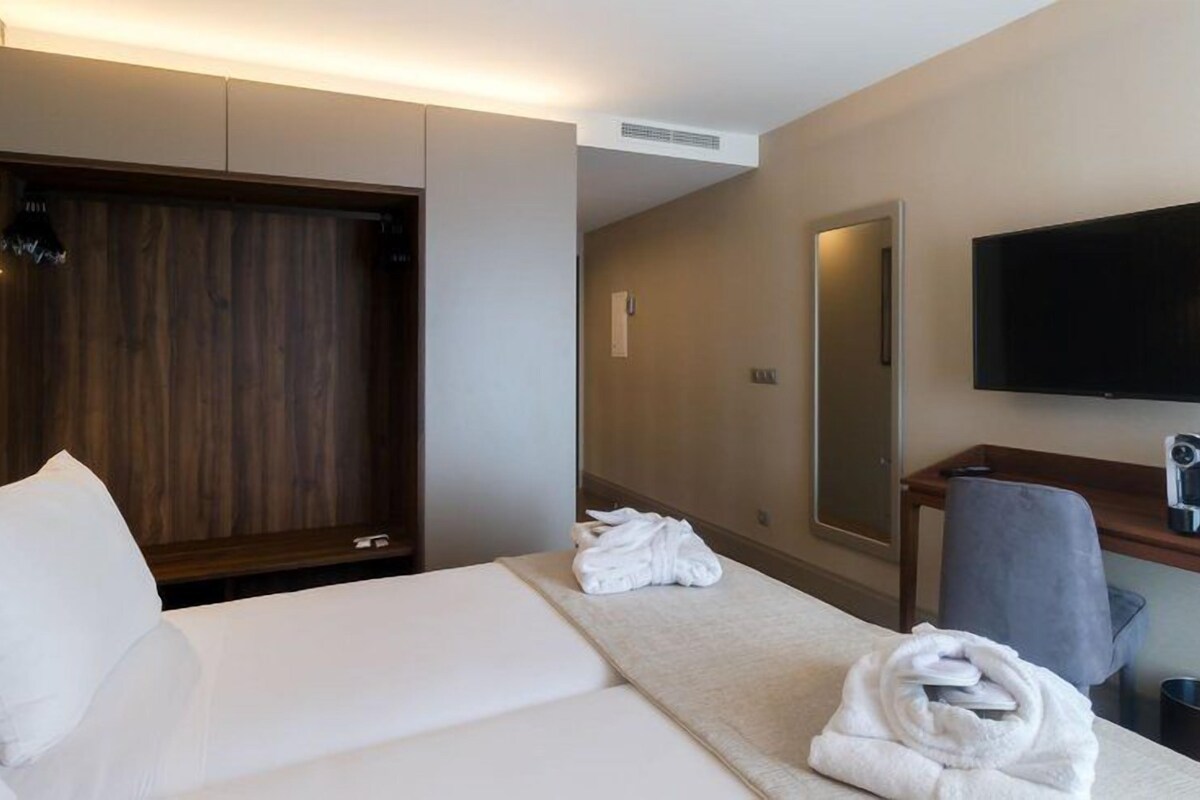 Minibar, bàn, bộ trải giường 