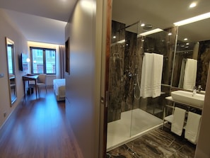 Standard Double or Twin Room | Bathroom