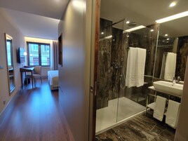 Quarto casal ou duplo standard | Banheiro | Chuveiro, toalhas de banho