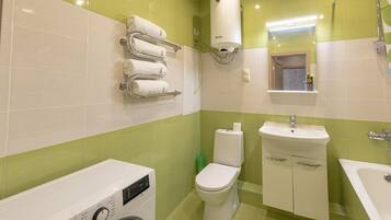 Basic-Apartment | Badezimmer | Badewanne, kostenlose Toilettenartikel, Haartrockner, Hausschuhe