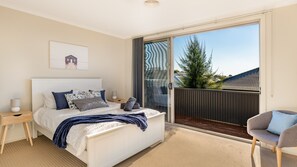 4 slaapkamers, een strijkplank/strijkijzer, reisbedje, internet