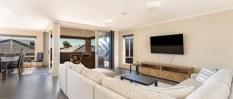 Tv, dvd-spelare, böcker och ett filmbibliotek