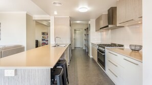 Een koelkast, een magnetron, een oven, een kookplaat