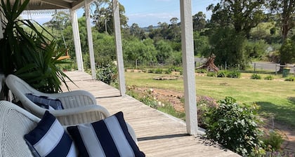 Bylands Cottage. Historic home with Tambo River views