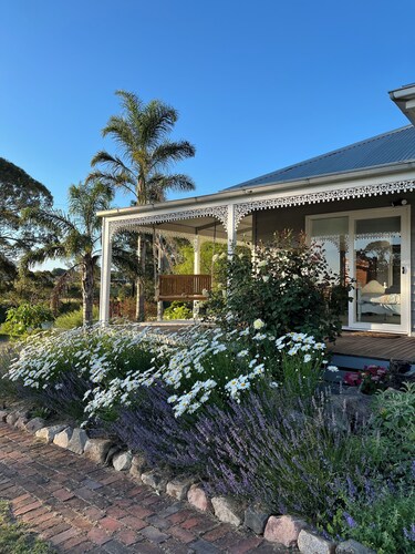 Bylands Cottage. Historic home with Tambo River views