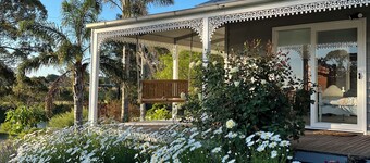 Bylands Cottage. Historic home with Tambo River views