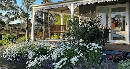 Bylands Cottage. Historic home with Tambo River views