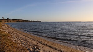 A beach with a sandy shore and calm water. - Bylands Cottage. Historic home with Tambo River views (Swan Reach)