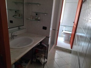 Dusche, Haartrockner, Bidet, Handtücher