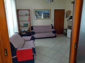 Fernseher, DVD-Player, Bücher