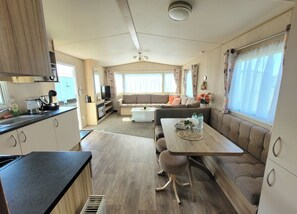 Ferienhütte | Wohnbereich | 30-Zoll-Fernseher mit Digitalempfang, Kamin