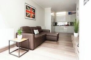 Apartment (2 Bedrooms) | Living area | TV, offices - Red Lion Square by Onefinestay (London)