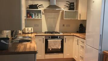 Jääkaappi, mikroaaltouuni, uuni, liesi