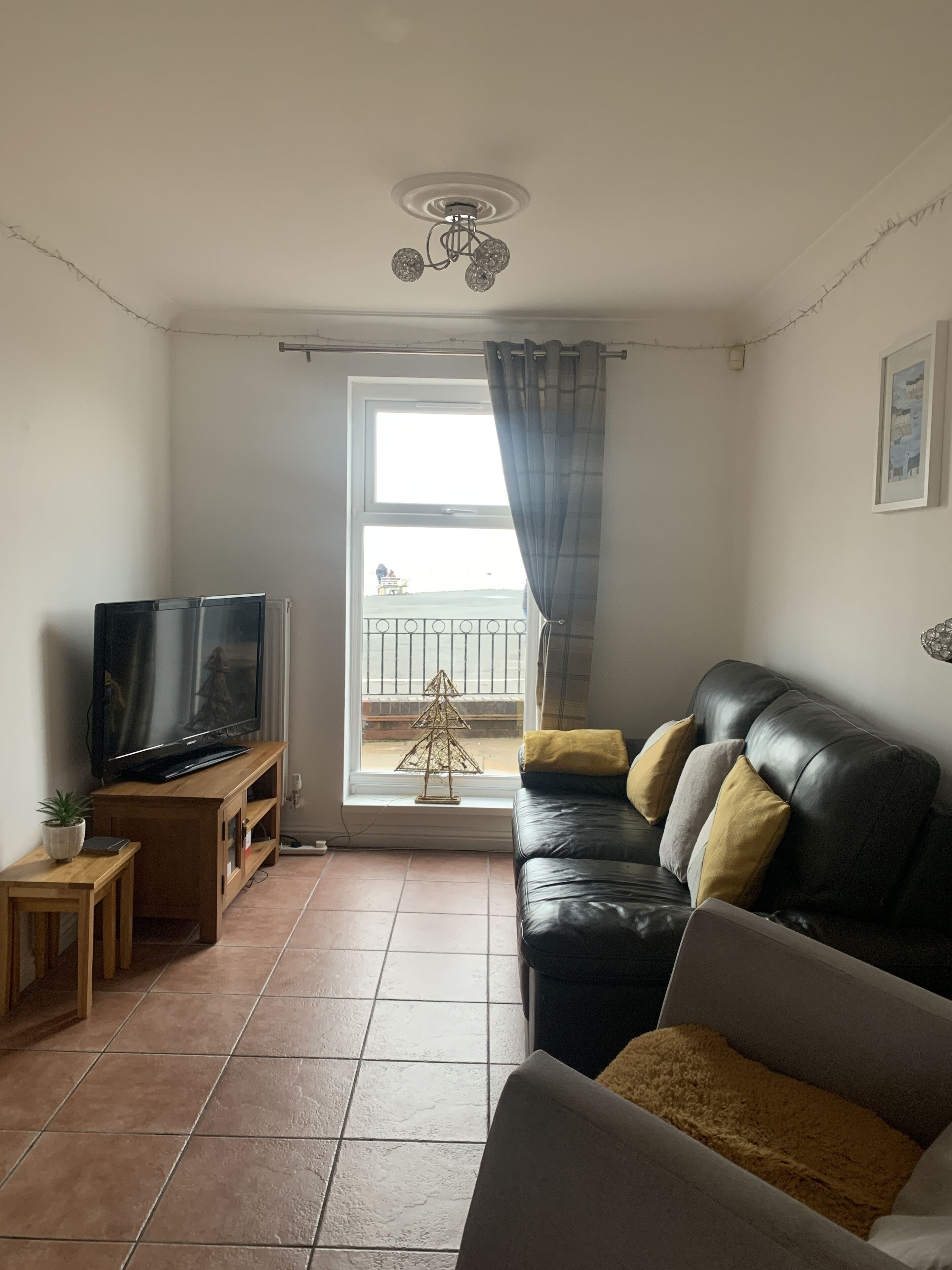 Een smart-tv en boeken