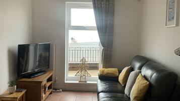 Een smart-tv en boeken