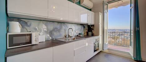 Een koelkast, een microgolfoven, een oven, een vaatwasser