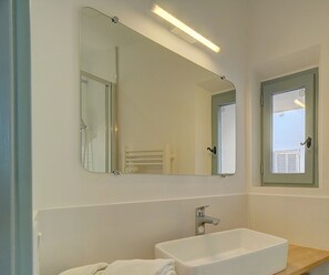 Een douche, een haardroger, handdoeken