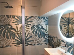 Een douche, een haardroger, toiletpapier