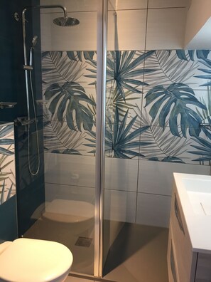 Een douche, een haardroger, toiletpapier