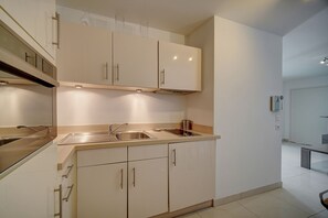 Fridge, microwave, coffee/tea maker, electric kettle - MODERNE 2 PIECES CLIMATISE AVEC TERRASSE A1B230 (Cannes)