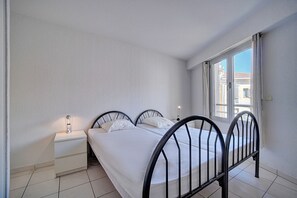 2 slaapkamers, een strijkplank/strijkijzer, reisbedje, gratis wifi