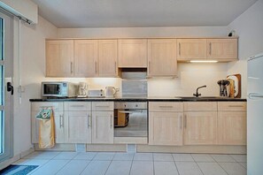 Een koelkast, een microgolfoven, een oven, een vaatwasser