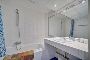 Badewanne, Haartrockner, Handtücher, Toilettenpapier