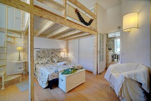 2 chambres, fer et planche à repasser, lit de bébé portatif
