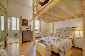 2 slaapkamers, een strijkplank/strijkijzer, reisbedje, gratis wifi