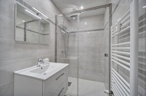 Dusche, Haartrockner, Handtücher, Toilettenpapier