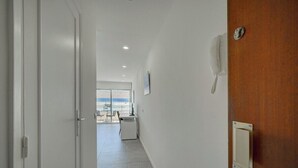 Un couloir menant à un balcon d’où l’on a vue sur la mer.