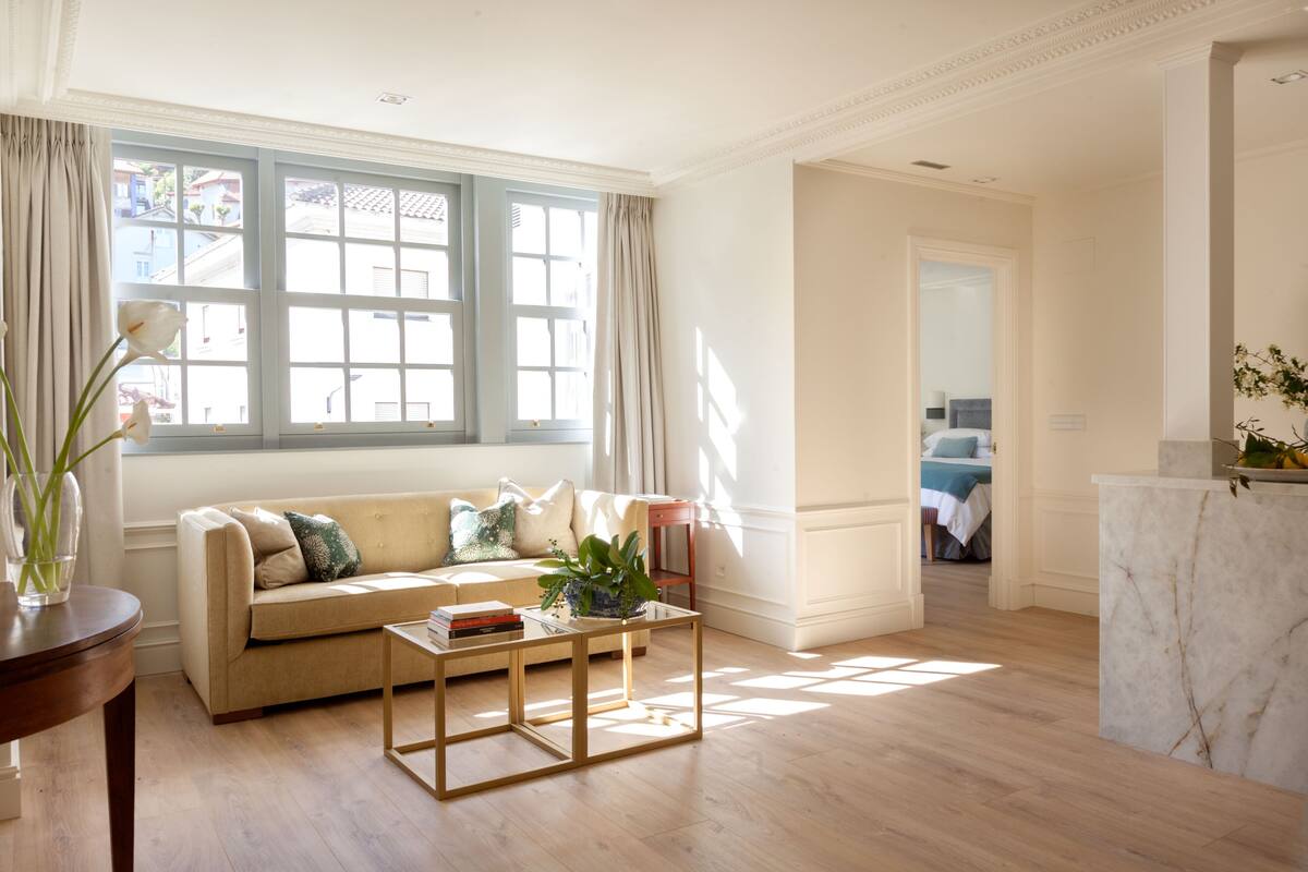 Superior Apartment, 1 Katil Raja (King) dengan Katil Sofa | Cadar kapas Mesir, peralatan tempat tidur premium, busa memori 