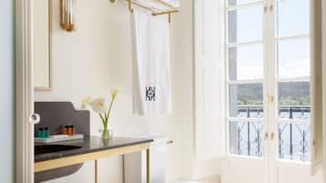 Junior Room, River View | Bathroom | Hair dryer, towels
